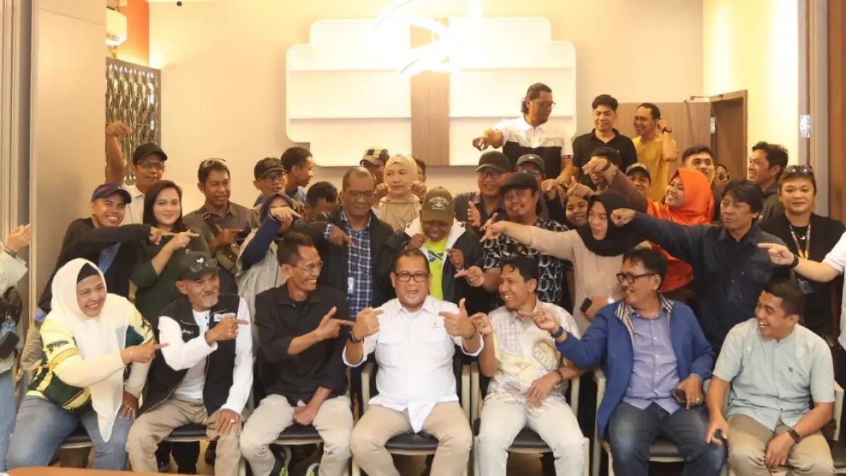 EMOSIONAL: Kepala SKK Migas Kalsul Azhari Idris (duduk, tengah) menyampaikan salam perpisahan kepada awak media di Balikpapan, Jumat (15/5). Selama bertugas, Azhari turut membantu pengusaha lokal masuk industri migas.
