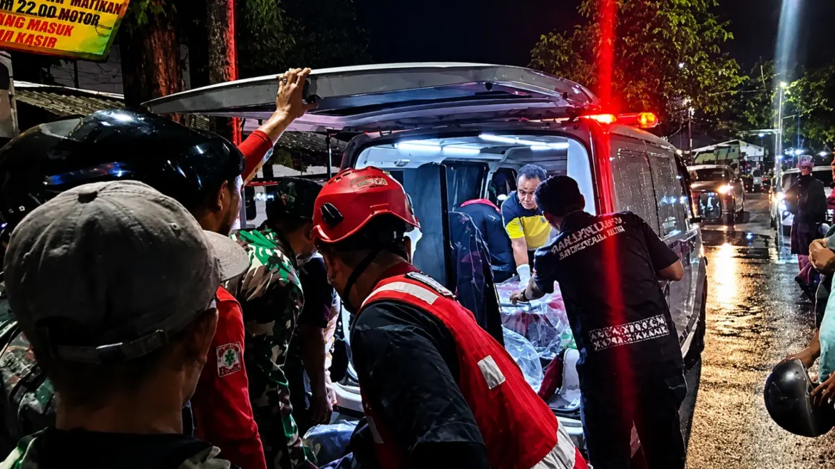 EVAKUASI: Tim gabungan melakukan evakuasi jasad meninggal di kawasan Kelurahan Damai, Balikpapan.