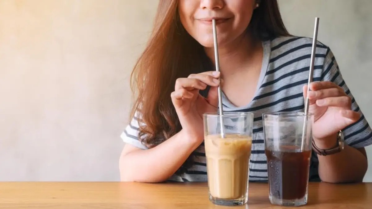 Ilustrasi dua minuman yang perlahan bisa memicu risiko kanker.(getty images)