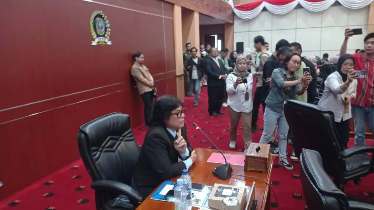 INTERUPSI: Anggota Komisi B DPRD Bontang Nursalam menyampaikan pandangan terkait estetika kota di Jalan MT Haryono dalam rapat paripurna. ADIEL KUNDHARA/KP