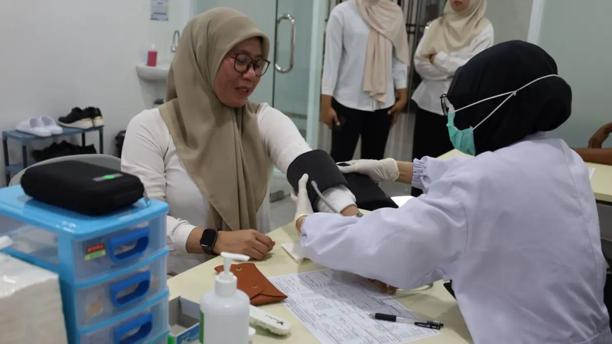 LEBIH DEKAT: Aktivitas petugas kesehatan di ruang UPD RSUD IA Moeis yang telah menjalani ujicoba Rabu (13/5) lalu. (DOK/KP)

&nbsp;