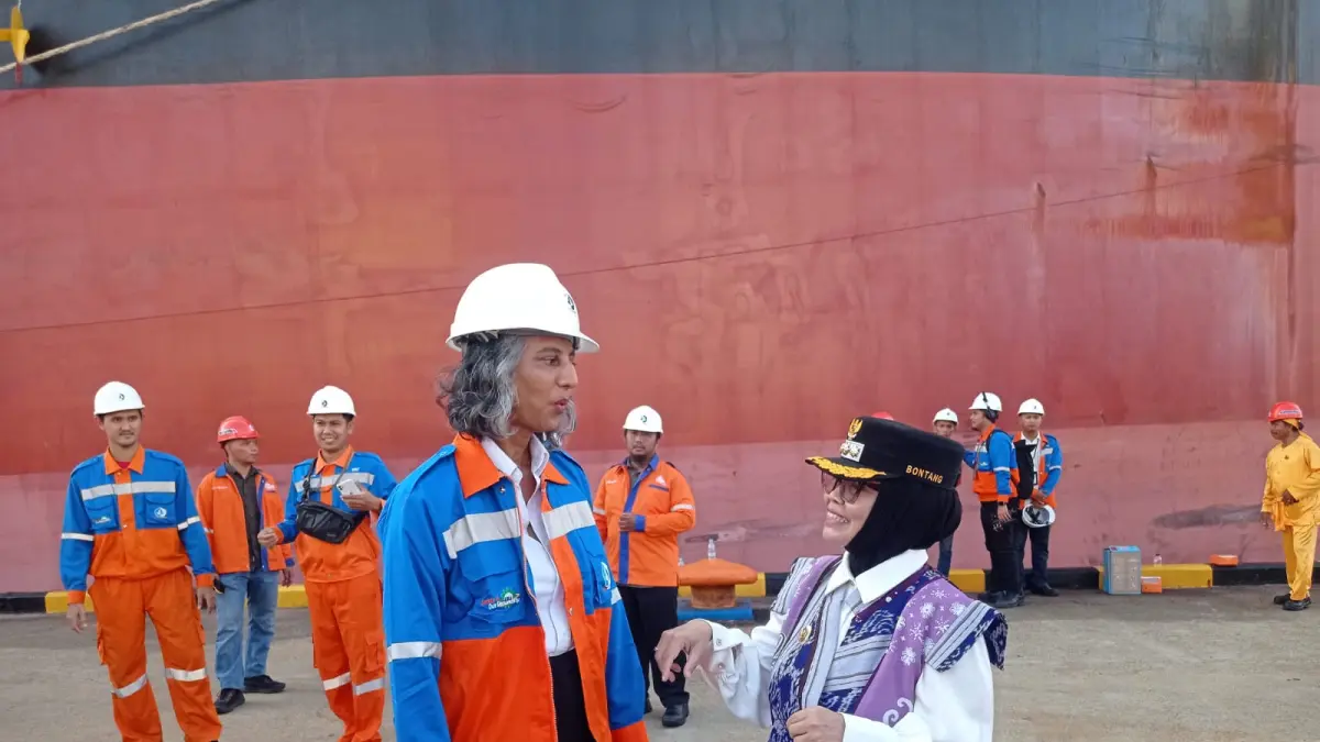 LEPAS EKSPOR: Wali Kota Bontang Neni Moerniaeni (kanan) saat ikut melepas kapal MV Medi Luna dari Dermaga Pelabuhan Pupuk Kaltim menuju Australia. (FOTO: ADIEL KUNDHARA/KALTIM POST)