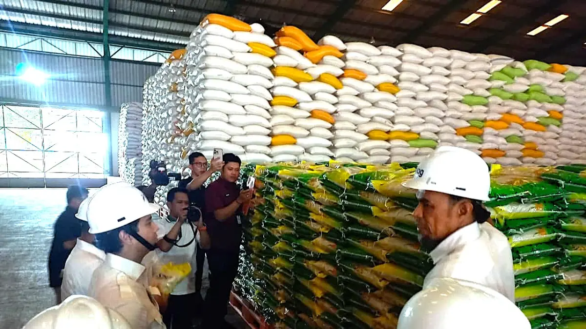 MENJAGA PASOKAN: Dari Kompleks Pergudangan Karang Asam Ulu II, Perum Bulog Kantor Cabang Samarinda, distribusi pangan untuk wilayah pedalaman hingga perbatasan, terus dijaga agar tetap tersedia ketika jalur logistik terganggu. (EKO/KALTIM POST)