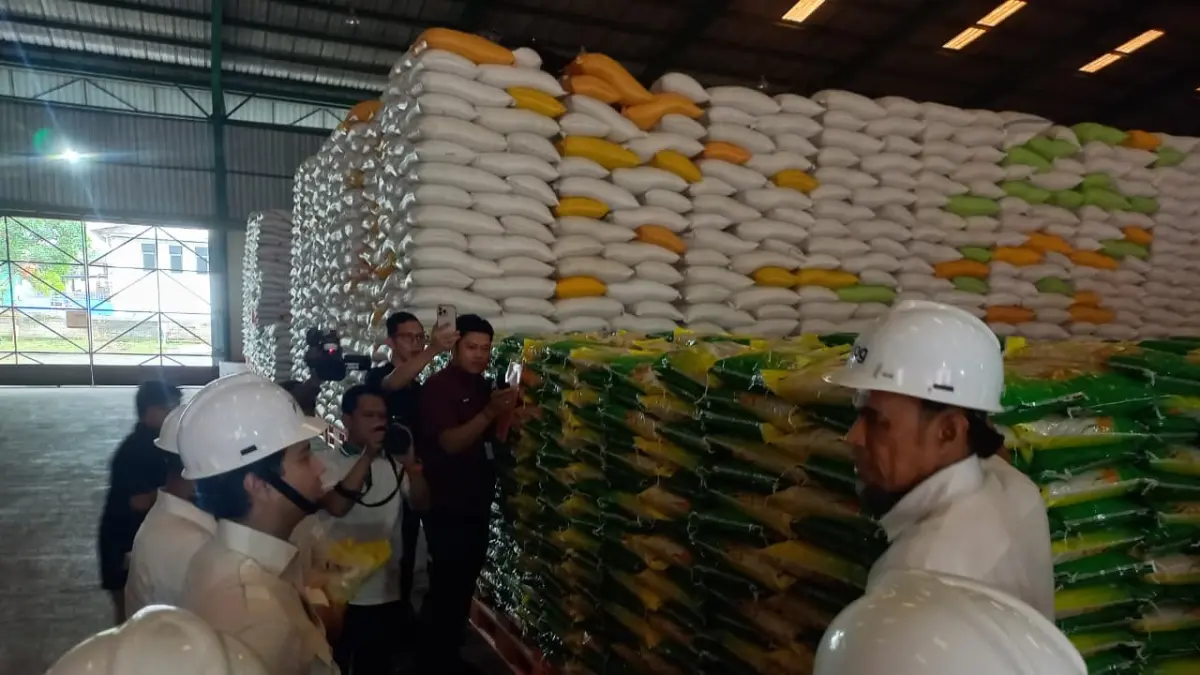 MENJAGA PASOKAN: Dari Kompleks Pergudangan Karang Asam Ulu II, Perum Bulog Kantor Cabang Samarinda, distribusi pangan untuk wilayah pedalaman hingga perbatasan terus dijaga agar tetap tersedia ketika jalur logistik terganggu. (EKO/KALTIM POST)
