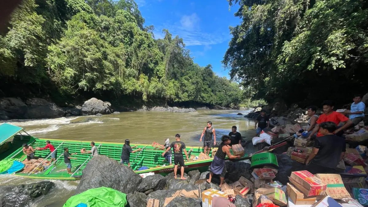 MENEMBUS PEDALAMAN: Kapal bermuatan bahan pokok menuju Kecamatan Long Apari, Mahulu, melalui jalur Sungai Mahakam. Ketika air sungai surut saat kemarau, distribusi pangan ke wilayah perbatasan kerap terganggu dan memicu lonjakan harga. (JODY/KALTIM POST)

