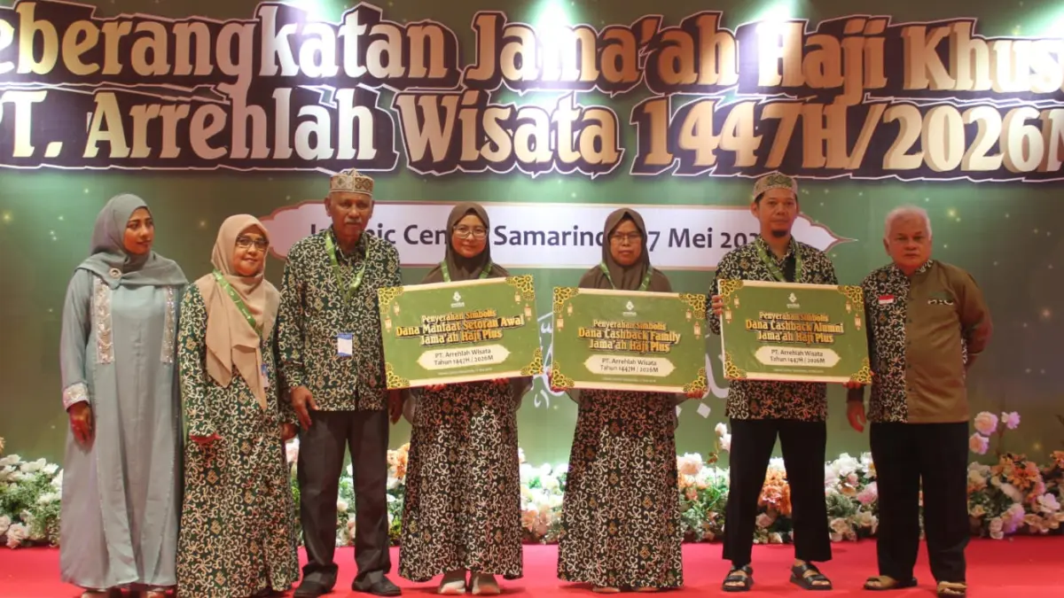 Owner PT Arrehlah Wisata Umroh dan Haji Samarinda, H Ambo Dalle beserta istri dan manajemen saat penyerahan secara simbolis cashback dana manfaat, cashback alumni.
