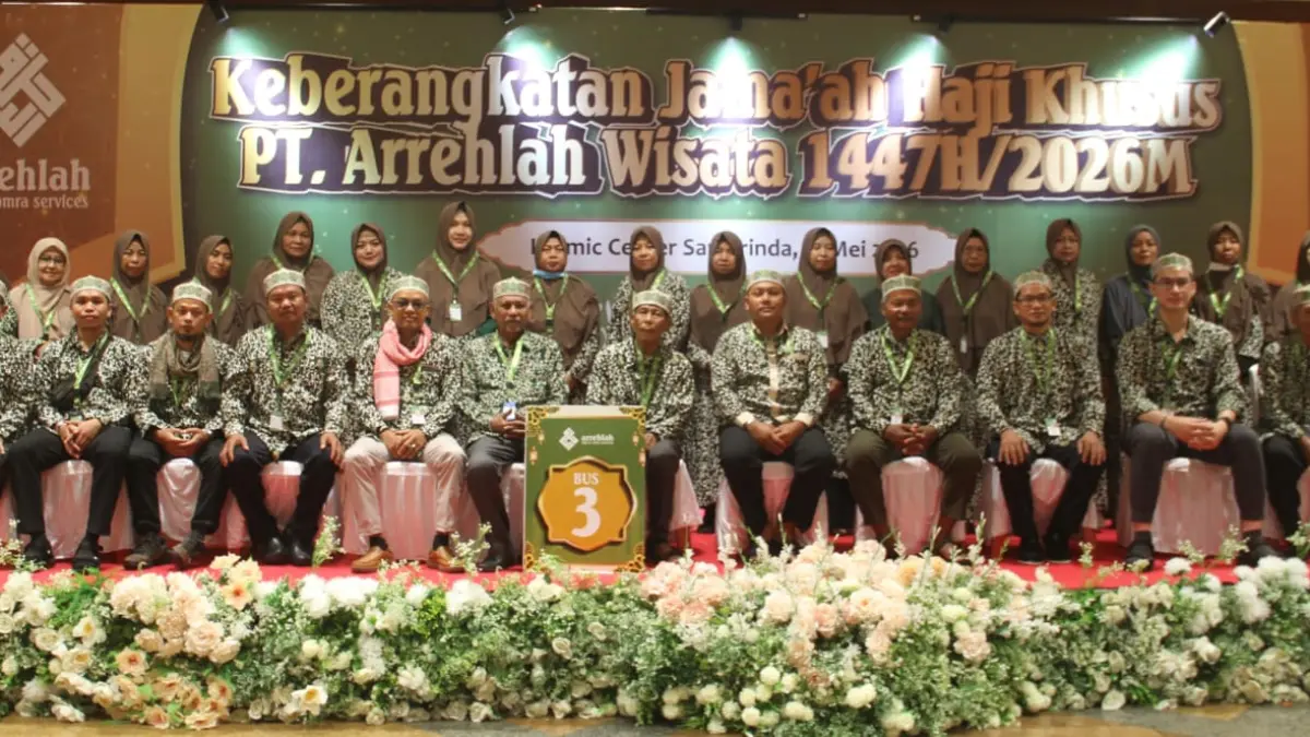 Para jamaah haji abadikan momen bersama dan sukacita.