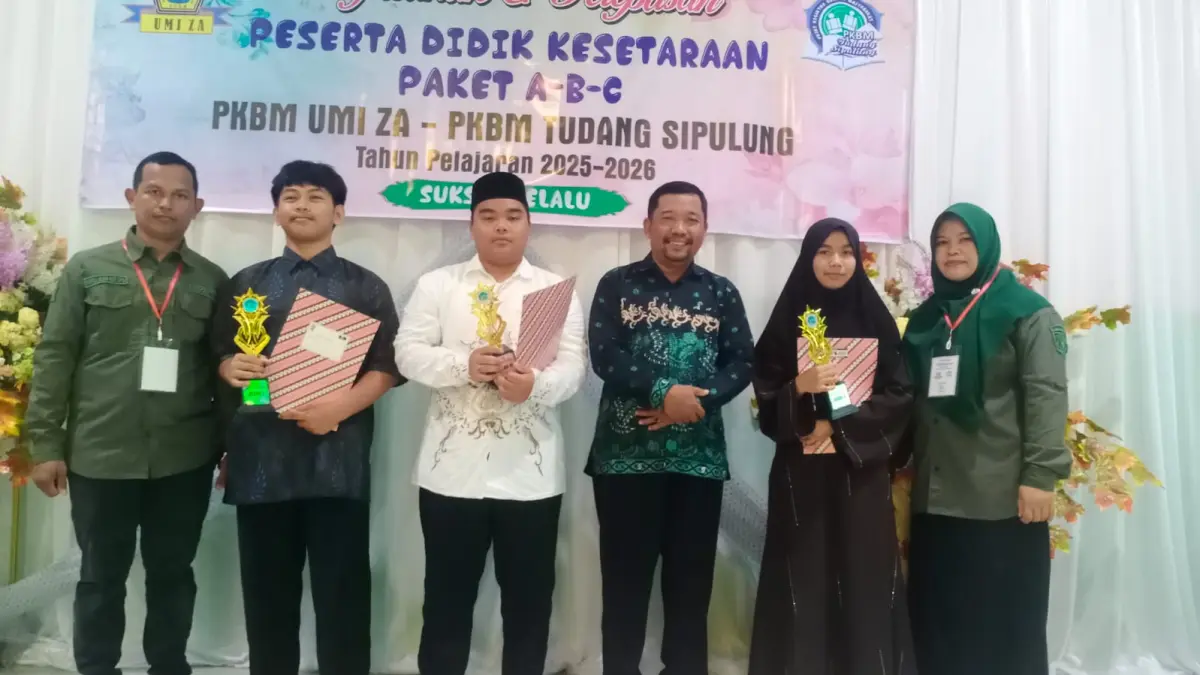 Para lulusan Program Paket A, B dan C saat menjalani proses kelulusan di PKBM Paser belum lama ini. (IST)