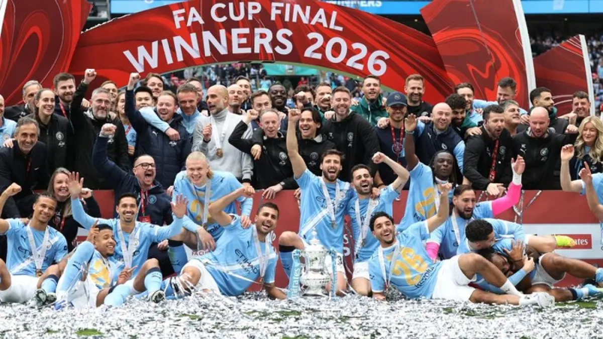 Pemain Manchester City merayakan keberhasilan menjuarai Piala FA 2025/2026 usai mengalahkan Chelsea 1-0 di final di Wembley. (Foto: Offside via Getty Images/Charlotte Wilson/Offside)