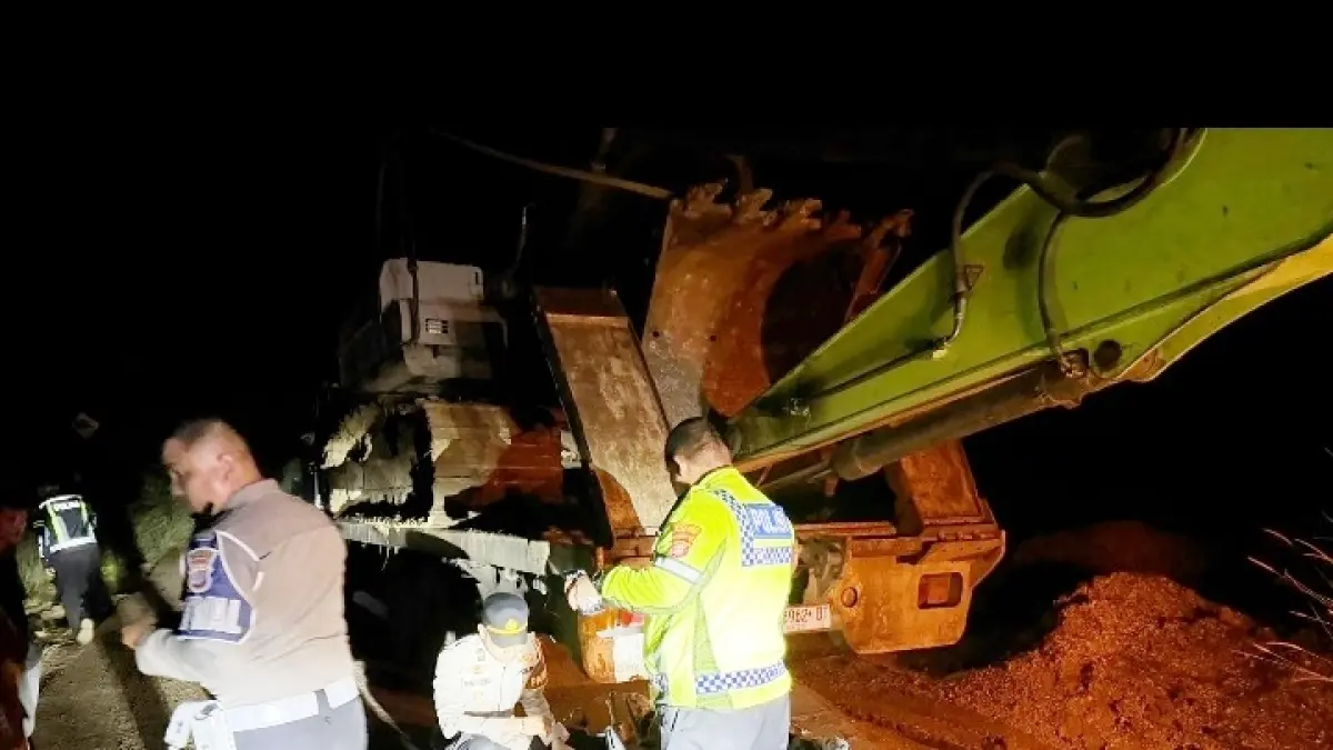 Petugas melakukan penanganan korban lakalantas di lokasi kecelakaan.

&nbsp;