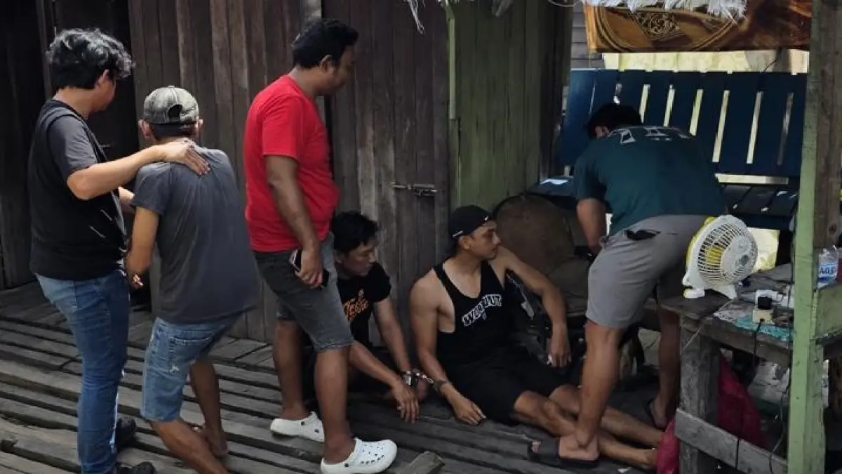 Polisi menggerebek warga yang diduga terkait penyalahgunaan narkoba