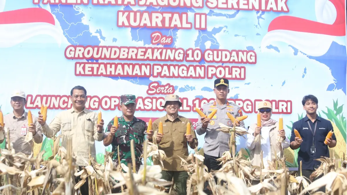 STABILITAS: Lintas sektor PPU saat menghadiri Panen Raya Jagung Serentak kuartal II di Balai Benih Desa Gunung Mulia, Kecamatan Babulu. IST/KP