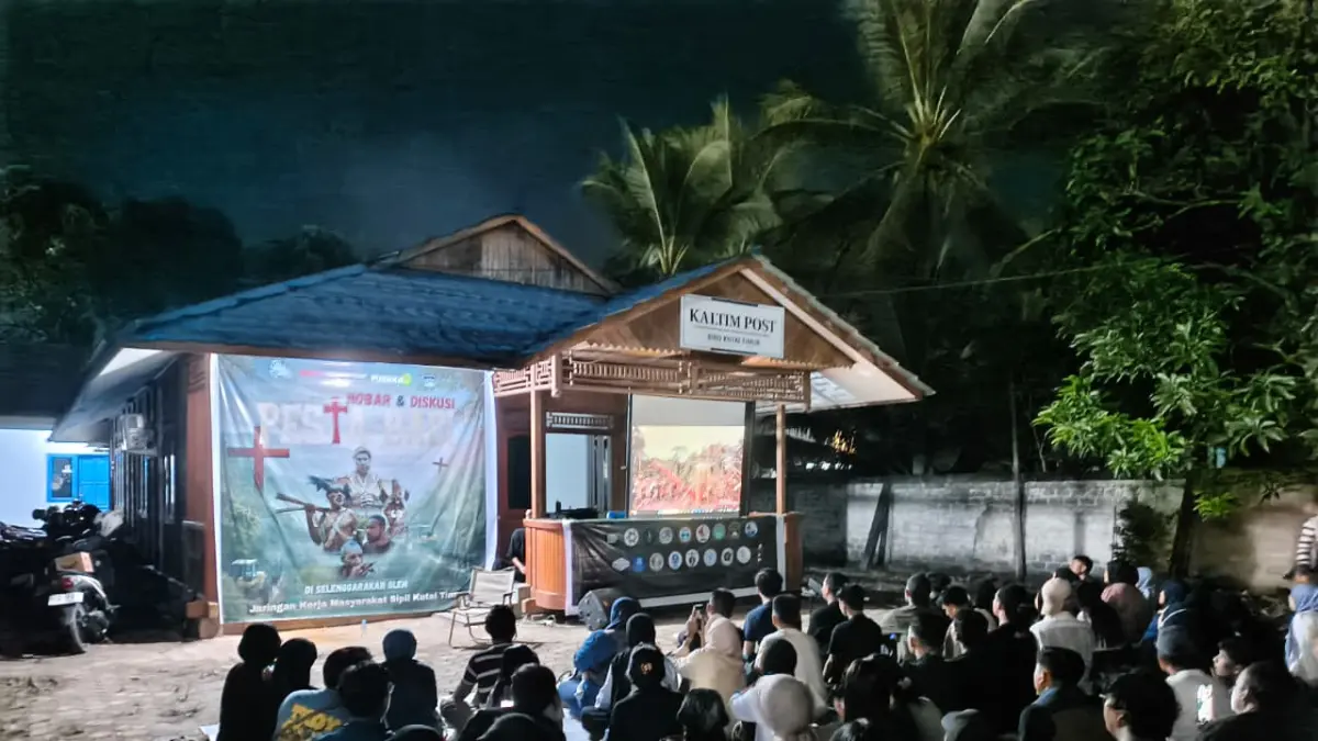 Warga menghadiri nobar dan diskusi film dokumenter Pesta Babi: Kolonialisme di Zaman Kita di Sangatta Utara, Sabtu (16/5) malam, yang mengangkat isu lingkungan dan masyarakat adat. (JUFRIADI/KALTIM POST)