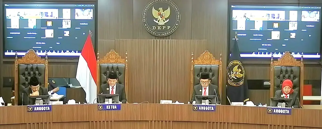 BENTENG MORAL DEMOKRASI: Ketua Majelis DKPP RI Heddy Lugito (kiri) memimpin sidang pembacaan putusan dugaan pelanggaran kode etik penyelenggara pemilu, Senin (3/11/2025). Dalam sidang tersebut, DKPP memulihkan nama baik komisioner KPU dan Bawaslu Kutai Kartanegara, namun menjatuhkan sanksi teguran keras kepada komisioner Bawaslu Mahakam Ulu atas kelalaian pengawasan kontrak politik. (FOTO: TANGKAPAN LAYAR YOUTUBE DKPP RI)