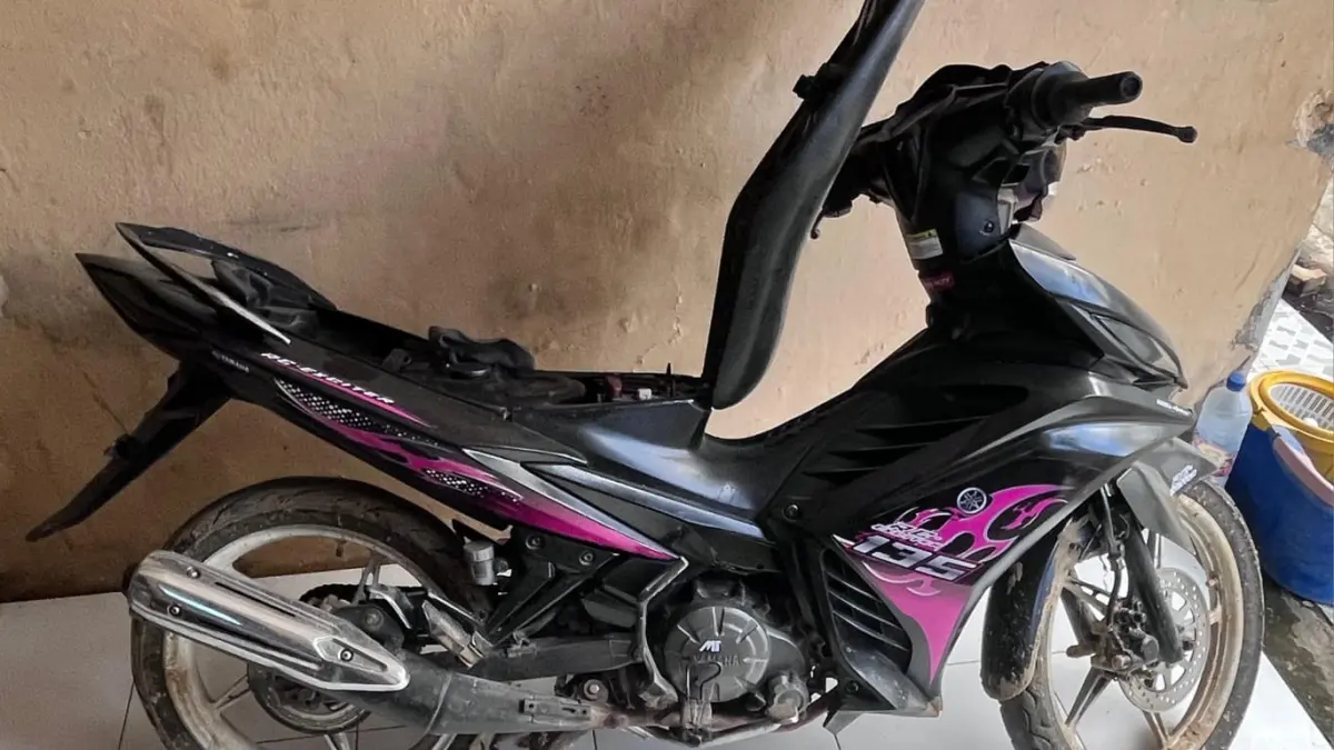 AMANKAN BARANG BUKTI: Sepeda motor jenis bebek hasil curian saat diamankan di markas kepolisian. Sinergi kilat personel Polsek Long Kali dan Polsek Long Ikis berhasil membekuk sindikat curanmor berinisial AF (22) dan RA (27) yang sempat buron pasca-beraksi di Kecamatan Long Kali. (FOTO: DOK/ISTIMEWA)