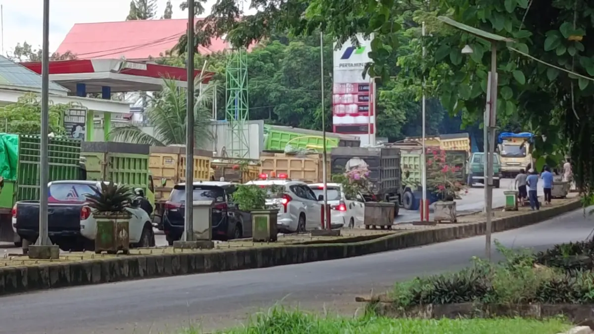 Antrean solar subsidi di SPBU di Kecamatan Melak, Kubar.