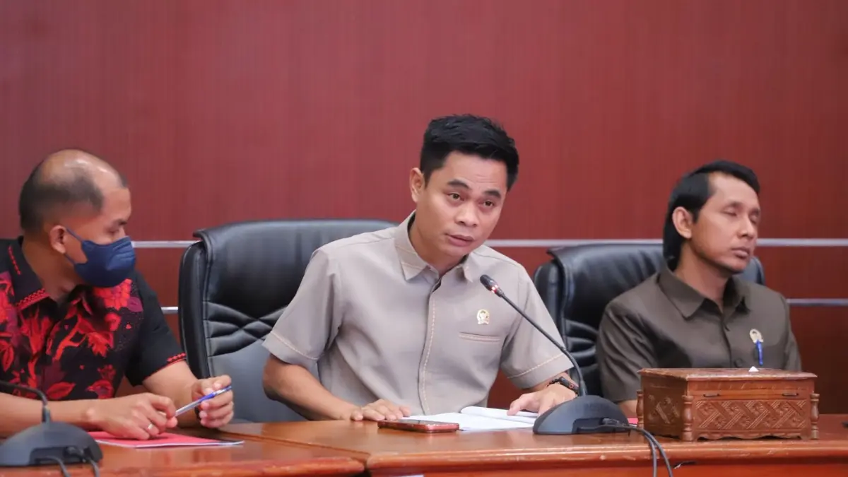BACAKAN: Ketua Fraksi PDI Perjuangan di DPRD Bontang Winardi memberikan tanggapan terkait enam usulan Raperda dari Pemkot Bontang. ADIEL KUNDHARA/KP