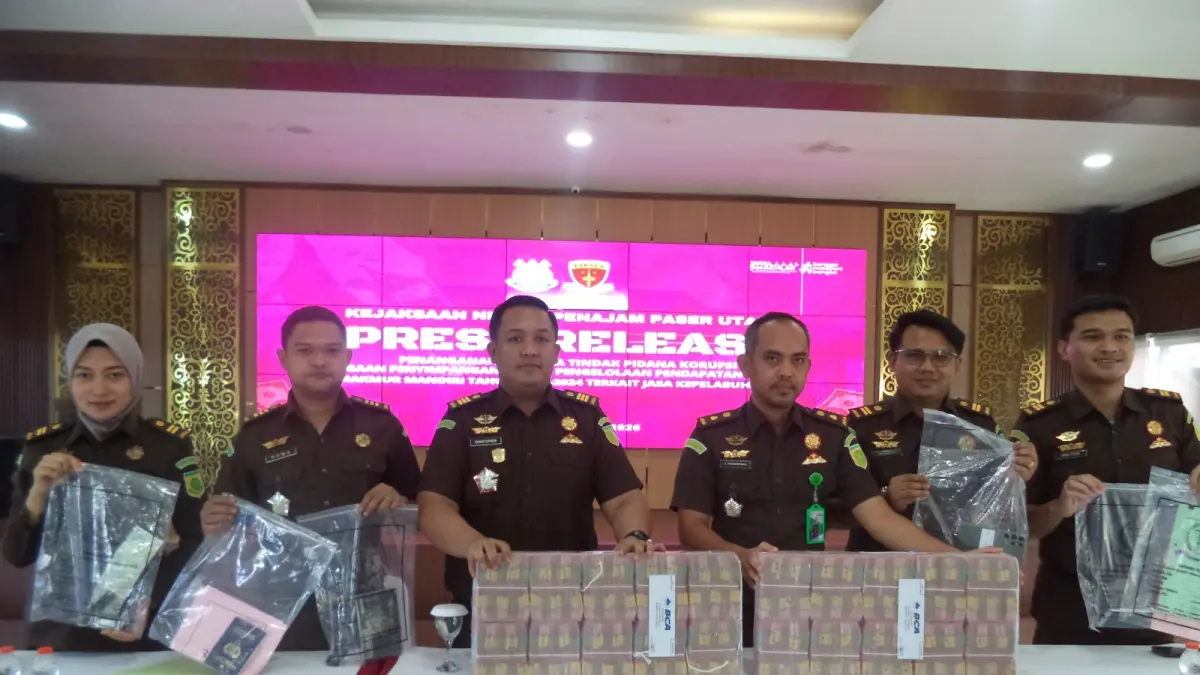 BARANG BUKTI : Kejari PPU menunjukan barang bukti berupa uang senilai Rp2 miliar serta barang bukti lainnya dalam kasus dugaan korupsi Bumdes Makmur Mandiri Desa Bumi Harapan periode 2022–2024.