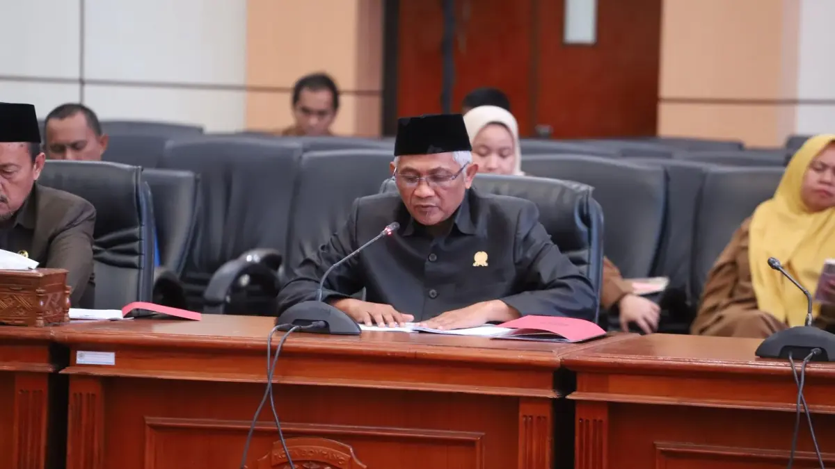 BERI PANDANGAN: Ketua Fraksi PKS Bersama NasDem DPRD Bontang Suharno membacakan tanggapan terkait usulan raperda inisiatif Pemkot Bontang yakni Penyelenggaraan Lalu Lintas dan Angkutan Jalan. ADIEL KUNDHARA/KP