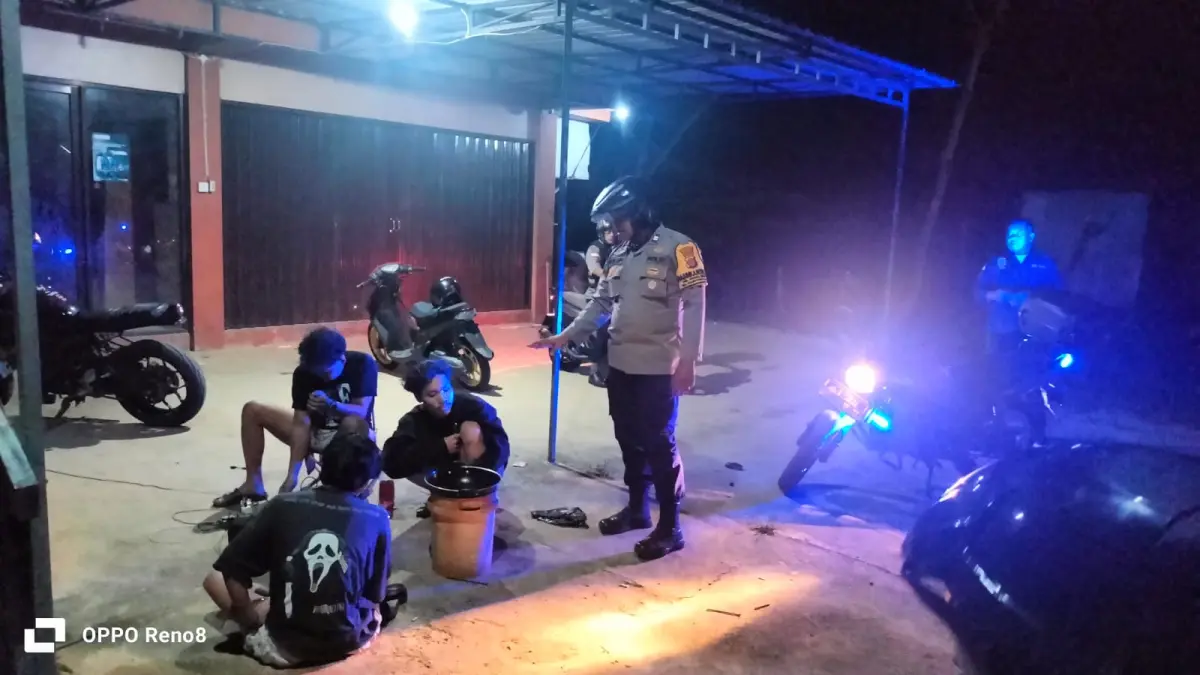 Bhabinkamtibmas Kelurahan Graha Indah Aiptu A. Wempi Antariksa&nbsp; bersama FKPM Graha Indah rutin melaksanakan patroli Kamtibmas di wilayah Graha Indah. (IST)