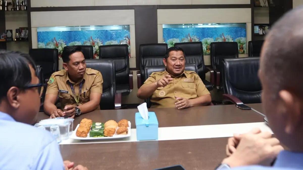 Bupati PPU Mudyat Noor saat berada di Gedung Biru Kaltim Post, Senin (18/5). (FOTO ANGGI PRADITHA/KP)