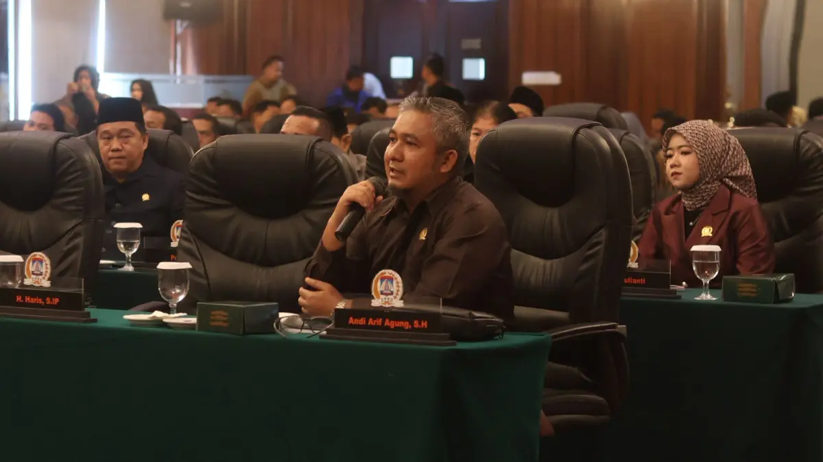 CATATAN: Ketua Pansus LKPj Andi Arif Agung dalam rapat paripurna, Senin (18/5). (ANGGI PRADITHA/KP)