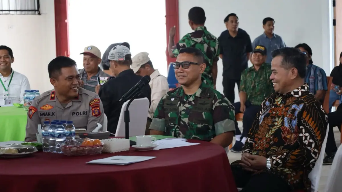 Dari kanan, Sekretaris Kabupaten (Sekkab) PPU Tohar, Dandim 0913/PPU Letkol Inf Fandy Satria Dwi Wahyuono, serta Wakapolres PPU Kompol Awan Kurnianto saat menghadiri Zoom Meeting peresmian 1.061 KDKMP nasional dari Gerai Nenang, Penajam.