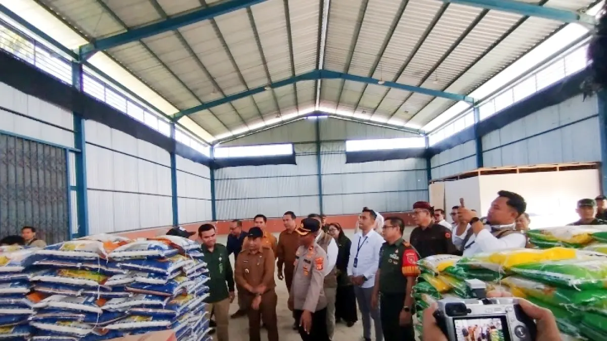 DILUNCURKAN: Launching gudang filial bulog di Ngenyan Asa, Kutai Barat. 