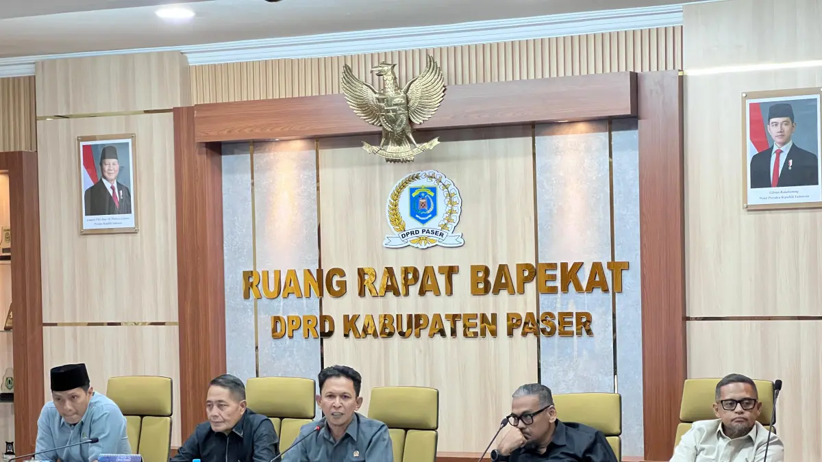EVALUASI PELAYANAN PUBLIK: Jajaran pimpinan dan anggota DPRD Kabupaten Paser saat memimpin jalannya Rapat Dengar Pendapat bersama manajemen Perumdam Tirta Kandilo di Gedung Parlemen, Senin (18/5/2026). (FOTO: NAJIB/KALTIM POST)
