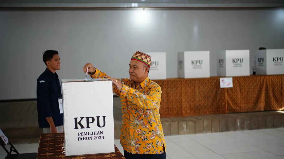 MENJAGA ASAS DEMOKRASI: Seorang warga menyalurkan hak pilihnya dalam Pemungutan Suara Ulang (PSU) Pilkada Mahakam Ulu di TPS 02, Balai Pertemuan Umum  Ujoh Bilang, Kecamatan Long Bagun, Sabtu (24/5/2025). PSU digelar menyusul putusan Mahkamah Konstitusi yang mendiskualifikasi salah satu pasangan calon akibat pelanggaran terstruktur, sistematis, dan masif berupa kontrak politik transaksional yang mencederai kebebasan memilih. (JODY/KALTIM POST)


