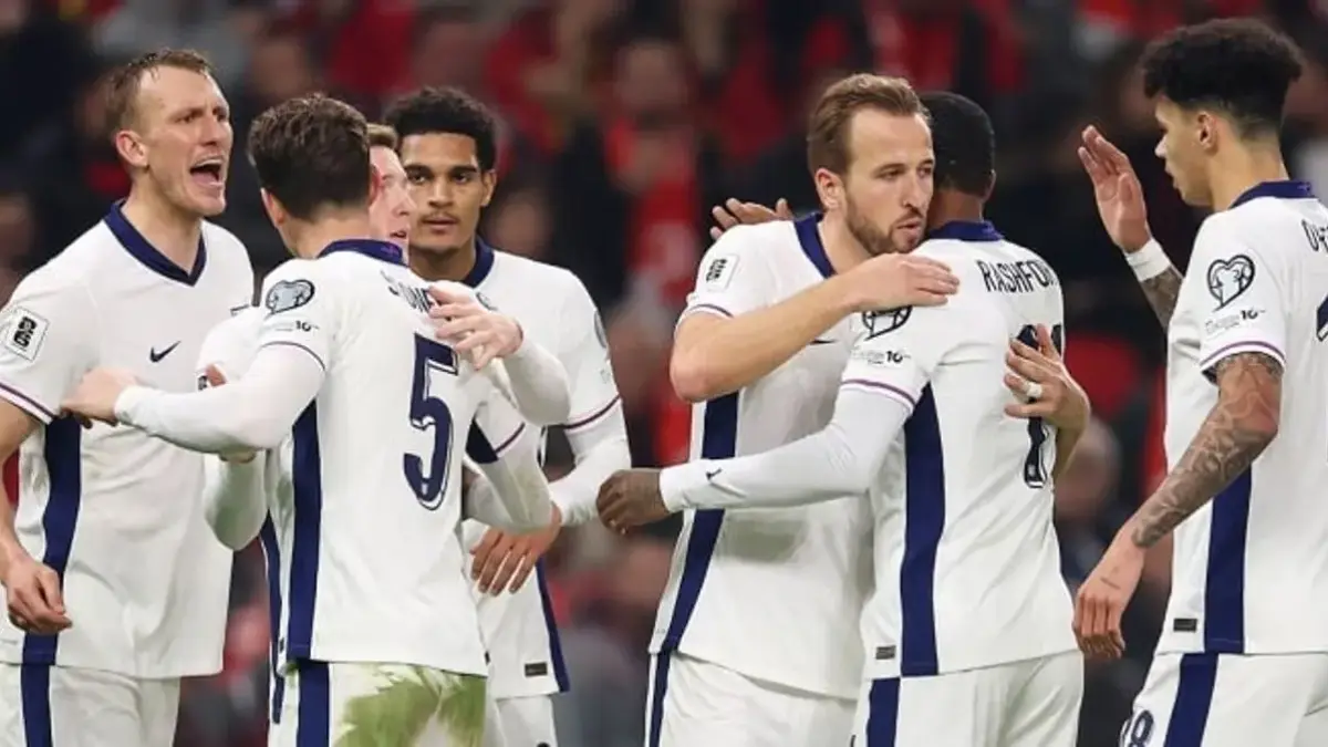 Harry Kane memimpin persiapan Timnas Inggris menuju Piala Dunia 2026. The Three Lions bahkan membawa perlengkapan tidur sendiri demi menjaga kualitas istirahat pemain selama turnamen berlangsung.