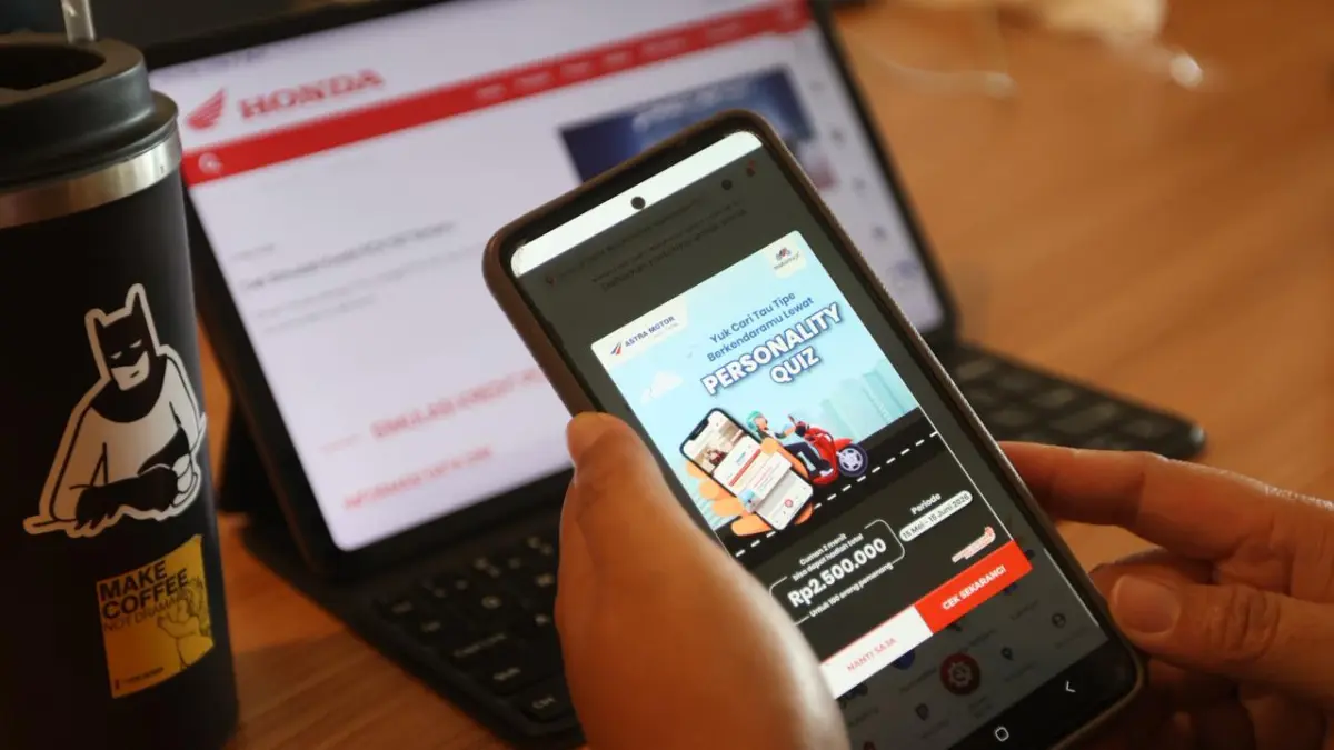 HIBURAN: Pengguna sepeda motor Honda saat mencoba fitur Personality Quiz pada aplikasi Motorku X yang dihadirkan oleh Astra Motor Kaltim 1. ANGGI PRADITHA/KP