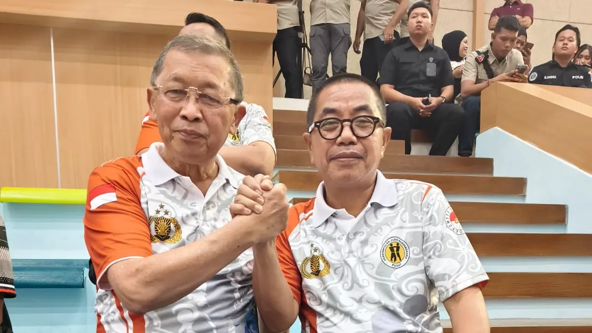Ketua KONI Kaltim Rusdiansyah Aras bersama tokoh olahraga Kaltim Achmad Husry saat berdiskusi di sela pembukaan Kejurnas Judo Piala Kapolri di GOR Segiri, Samarinda, Senin (18/5/2026).