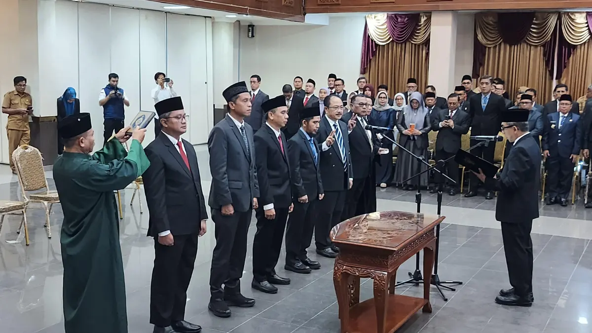 LANTIK: Bupati Kutim Ardiansyah Sulaiman melantik empat pejabat pimpinan tinggi pratama dan dua dokter ahli utama lingkungan Pemkab Kutim di Ruang Meranti, Senin (18/5).