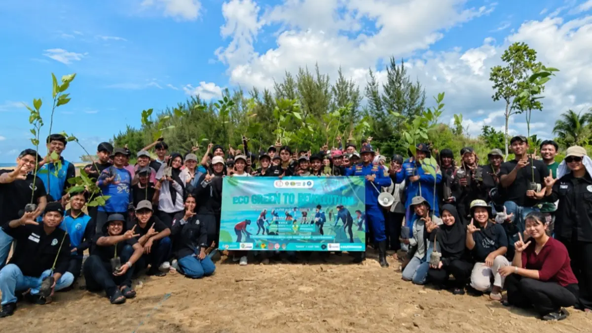 LINGKUNGAN: Himpunan mahasiswa ITK dan Poltektba Balikpapan gelar pelestarian lingkungan pesisir. Di antaranya penanaman mangrove.