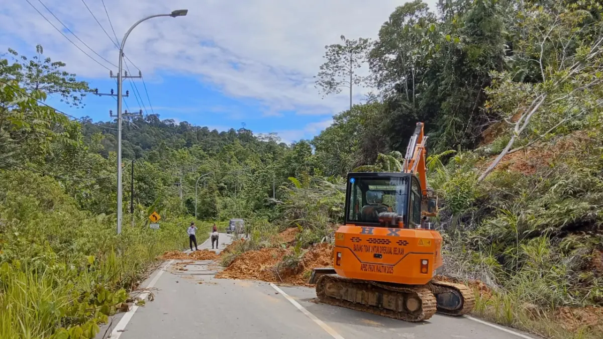 LONGSOR: Tim BPBD Mahulu gerak cepat tangani longsor yang nyaris menutup badan jalan akibat intensitas hujan tinggi, Senin (18/5). (IST)

&nbsp;