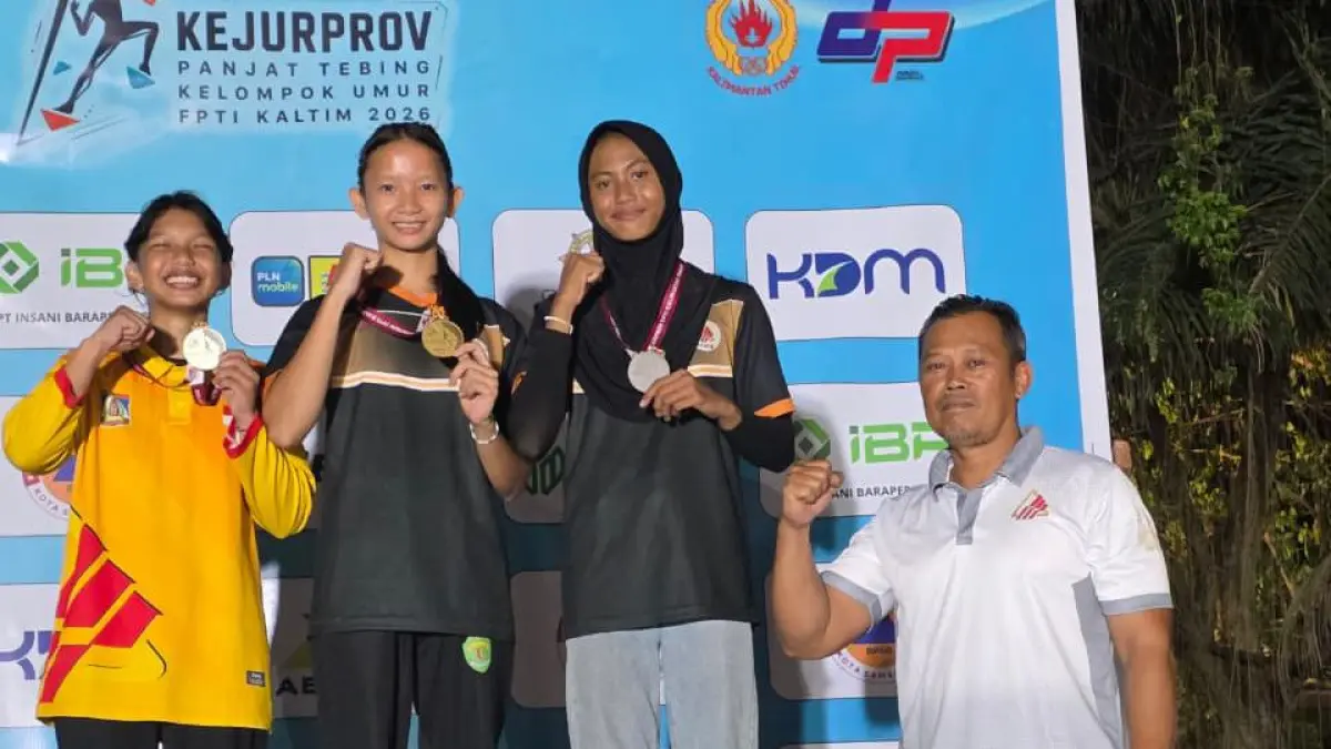 MEMBANGGAKAN: Atlet FPTI Kutim menunjukkan medali hasil raihan pada Kejurprov KU Panjat Tebing Kaltim 2026 di Samarinda. Kontingen Kutim keluar sebagai juara umum dengan koleksi 14 emas, 13 perak, dan 8 perunggu. IST/KP