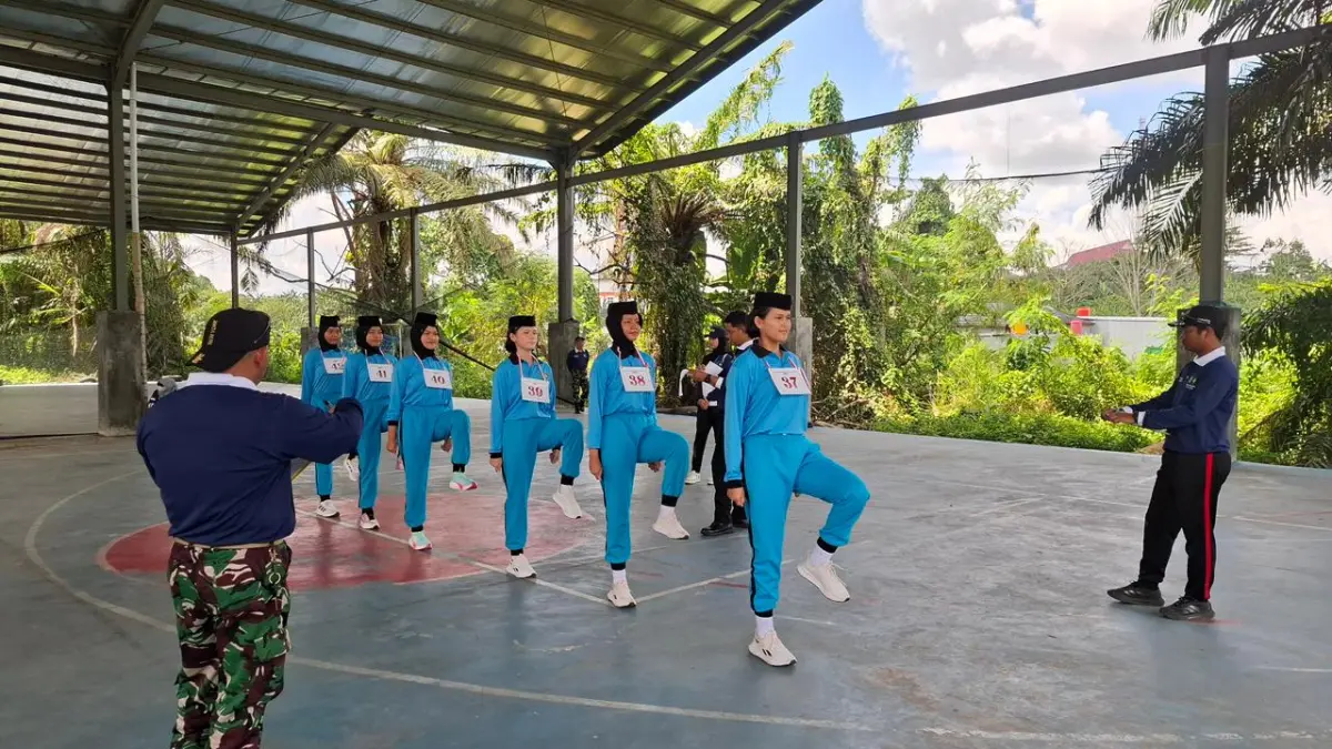 MEMBANGGAKAN: Julita (paling depan), siswi SMA 1 Tabang yang lolos seleksi Paskibraka Nasional. (IST)


