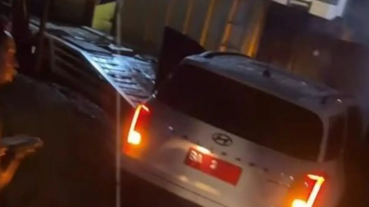Mobil dinas milik Vasko Ruseimy mengalami kerusakan berat setelah terlibat kecelakaan lalu lintas saat perjalanan menuju Padang. (Foto Instagram Vasko)