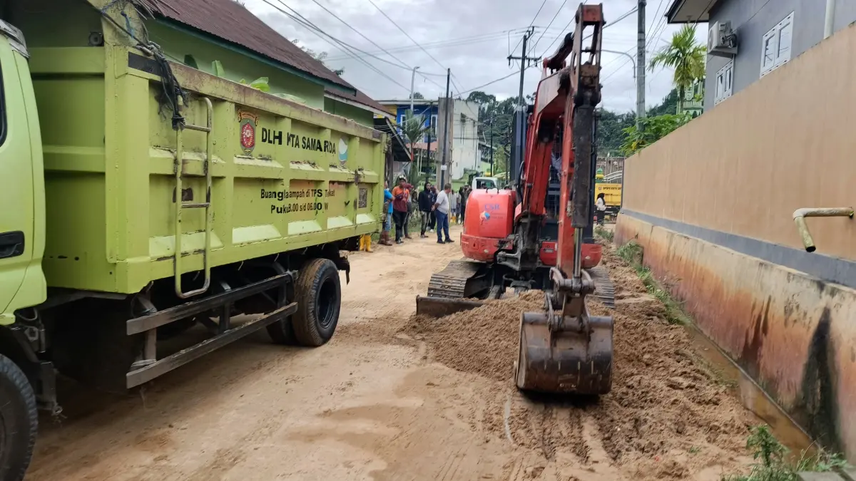 NORMALISASI: Petugas gabungan membersihkan sedimentasi drainase di Jalan Sukorejo RT 43, Lempake, untuk mengurangi banjir.&nbsp;