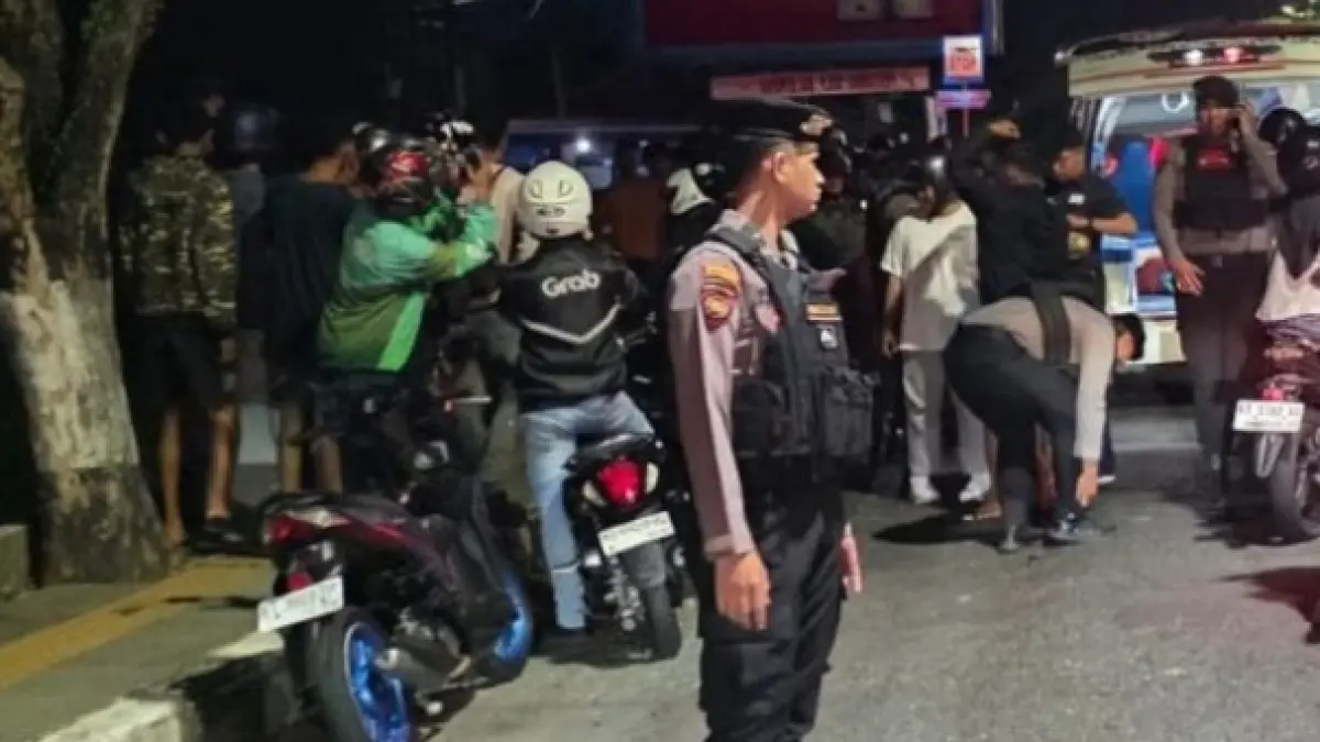 PATROLI: Petugas Polresta Balikpapan mengamankan puluhan sepeda motor yang menggunakan knalpot brong.