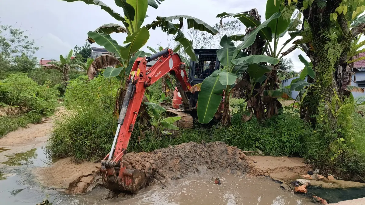 PENANGANAN BANJIR: Petugas gabungan membersihkan sedimentasi drainase di Jalan Sukorejo, Lempake, untuk mengurangi genangan banjir.&nbsp;