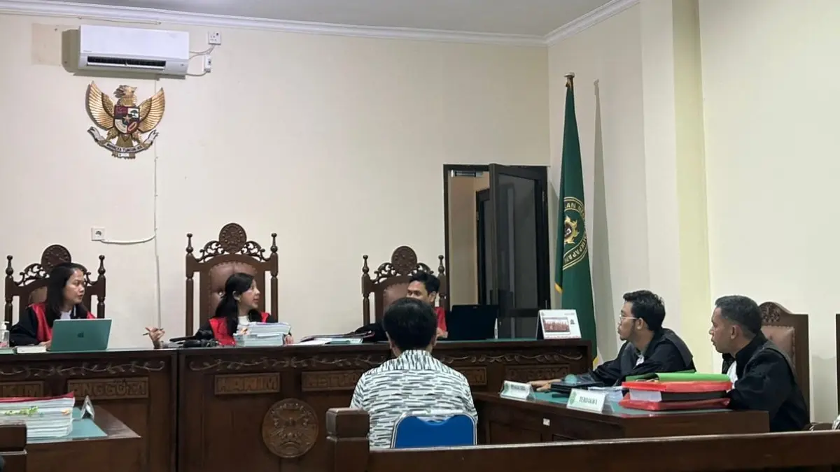 PESAKITAN: Handy Aliansyah (tanpa baju tahanan) kembali hadir dalam sidang kelima di Pengadilan Negeri Balikpapan, Senin (18/5).