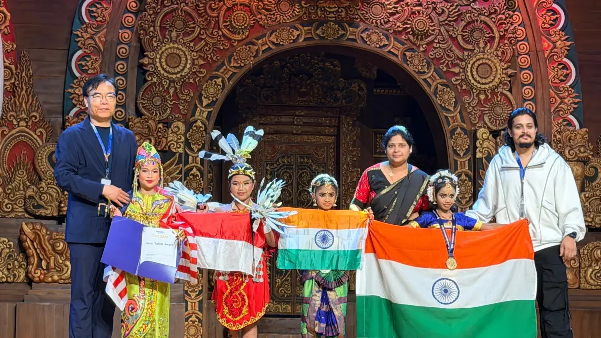 Potret Maharatu Bulan Adinata membentangkan bendera Merah Putih saat meraih Bronze Medal di World Dance Festival 2026 di Bali.