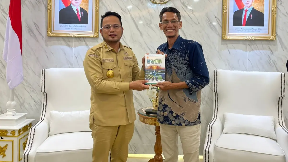 Rudy Mas’ud (kiri) menerima buku dari Ajid Kurniawan.