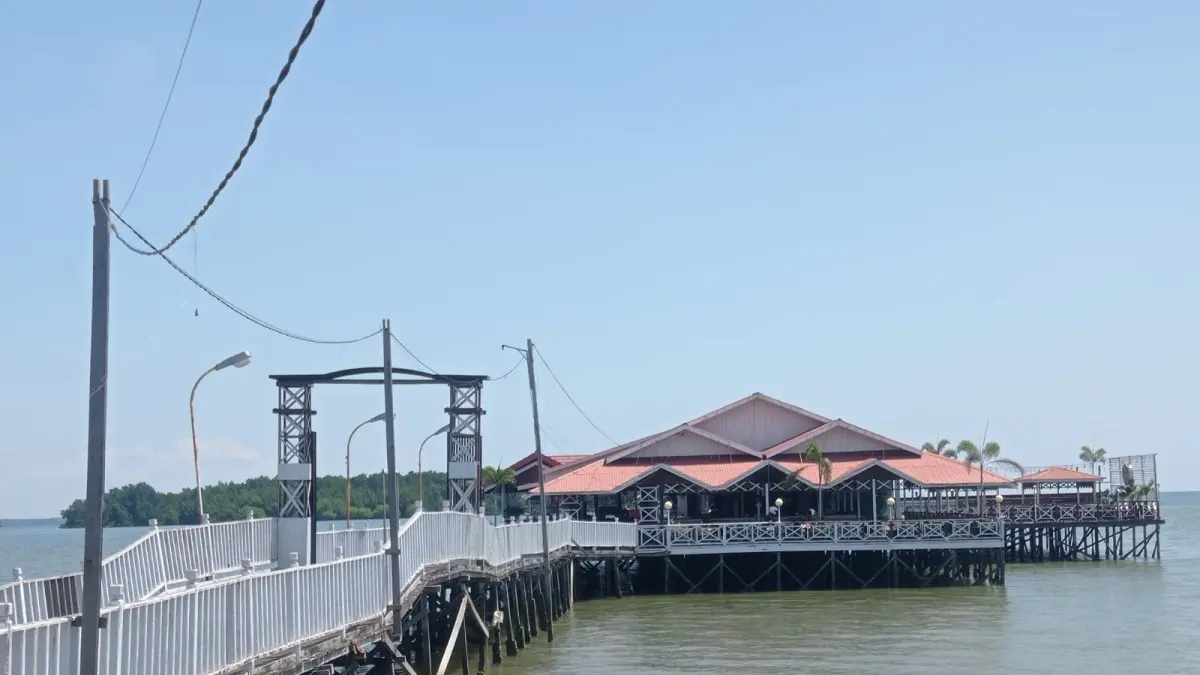 SEMENTARA: Dispopar Bontang memberlakukan tarif masuk kawasan Pelataran Bontang Kuala per kendaraan Rp5 ribu sebelumnya pembayaran dikenakan tiap pengunjung. FOTO: ADIEL KUNDHARA/KP
