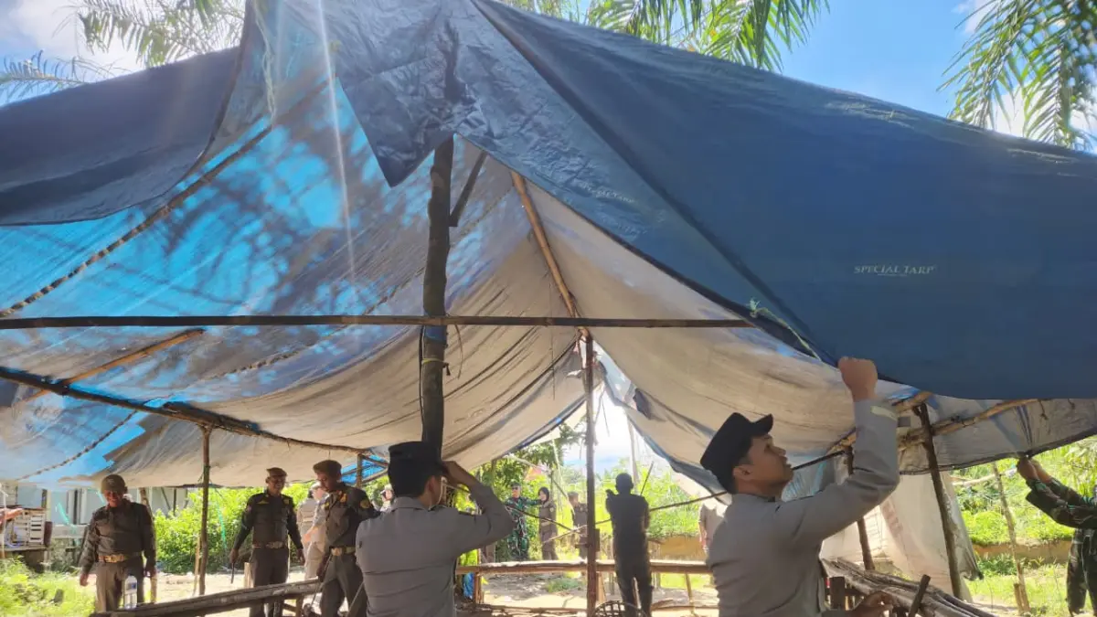 Tim gabungan menertibkan tempat arena judi sabung ayam pada dua lokasi di PPU. (humas polres PPU)