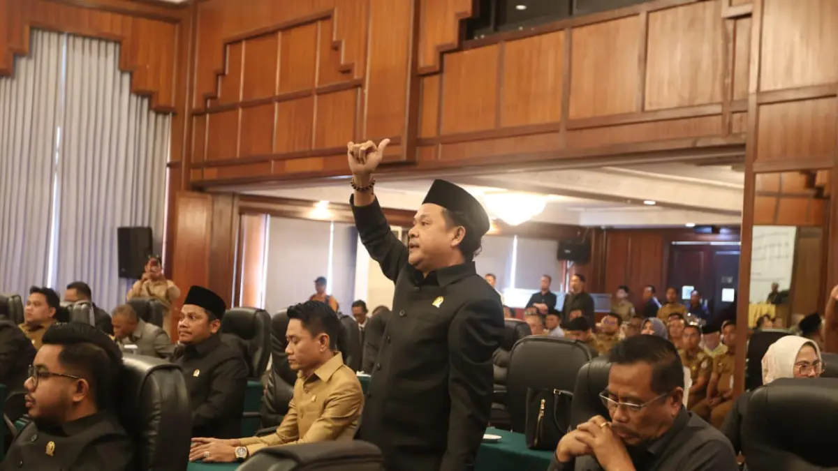 Anggota Komisi II DPRD Balikpapan, Taufik Qul Rahman, saat menyampaikan aksi interupsi dalam Rapat Paripurna LKPj Wali Kota Balikpapan, Senin (18/5). (ANGGI PRADITHA/KP)

&nbsp;