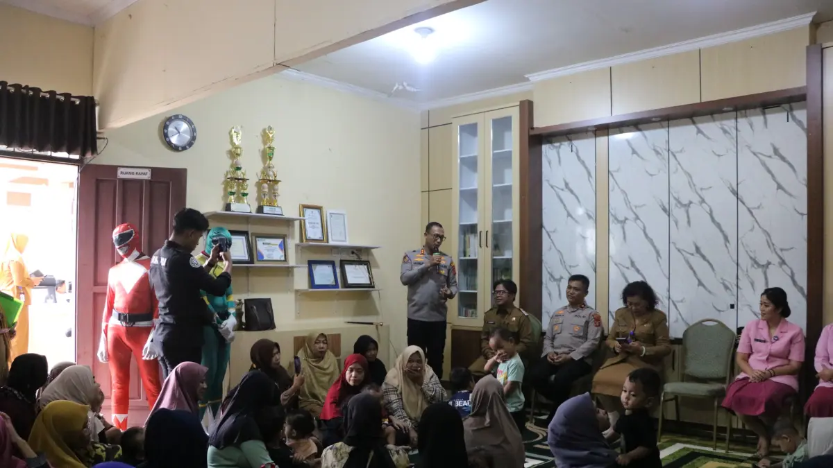 BAGI MBG: Kapolres PPU AKBP Andreas Alek Danantara (pegang mik) memberi sambutan pada penyaluran program MBG kepada puluhan warga rentan di daerah ini. (humas polres ppu)