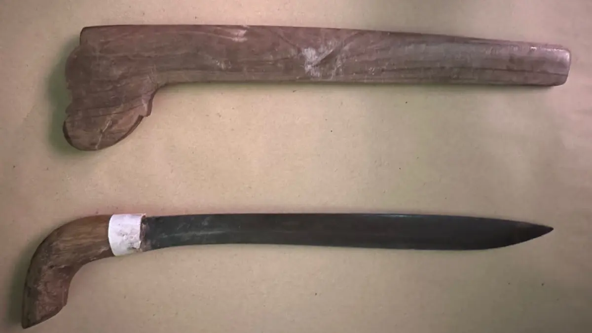 BARANG BUKTI: Barang bukti badik yang digunakan pelaku penganiayaan di Kecamatan Batu Engau yang membuat korban meninggal dunia. 
